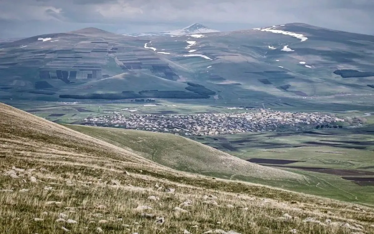 Каменистая тропа по вулканическому нагорью у Абули