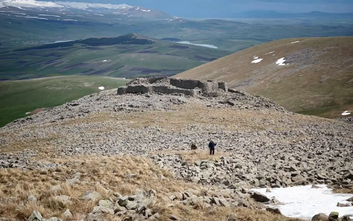 Руины крепости Абули на каменистом горном склоне