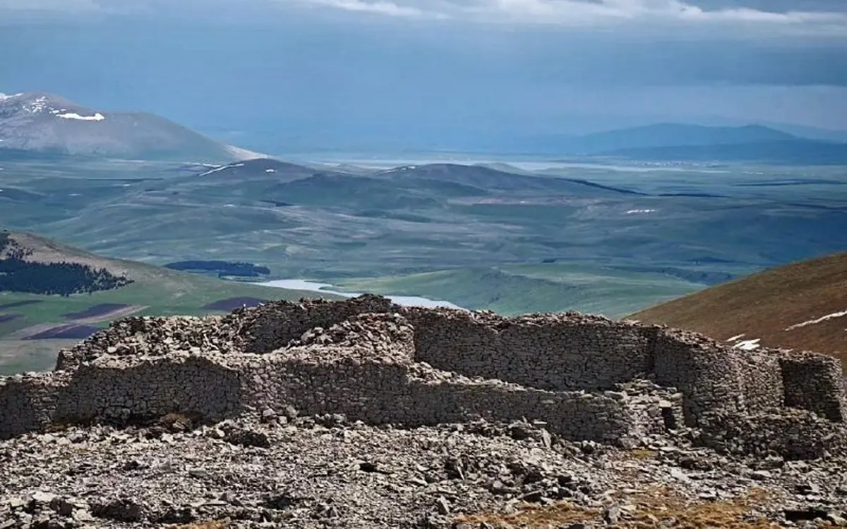 Мегалитическая крепость Абули над вулканическим плато Джавахети